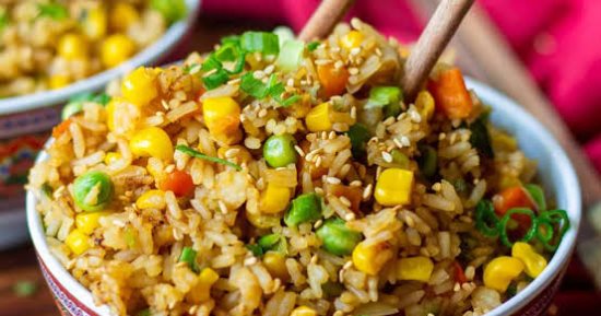 طريقة عمل الأرز المقلى بالخضار أشهر وأسرع أكلة صينية فى 10 دقائق