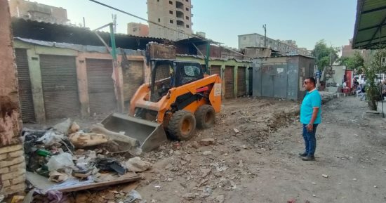 إزالة 11 تندة مخالفة ورفع أطنان من المخلفات فى حملات مكثفة بحى إمبابة.. صور