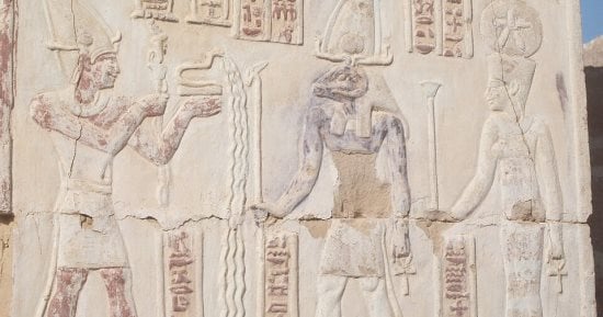 أجمل وأغرب معابد الوادي الجديد.. دير الحجر بالداخلة ودوش باريس الذهبي عمرها يزيد عن 2000 عام مبنية من العصر الروماني من الحجر الرملى بتصميمات معمارية فريدة.. استخدمت للعبادة وحماية طرق القوافل التجارية.. صور 