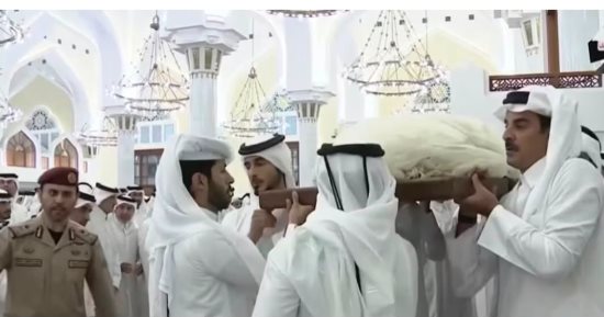 أمير قطر يستقبل الرؤساء والوفود الدولية فى قصر لوسيل فى عزاء "الأمير الوالد ".. دول تعلن تنكيس الأعلام 4 أيام حدادًا على الشيخ حمد بن خليفة.. وتميم بن حمد حمل جثمان والده خلال مراسم التشييع