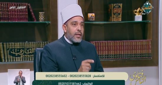 هل استخدام الهاتف أثناء خطبة الجمعة يُبطل الصلاة؟.. أمين الفتوى يجيب