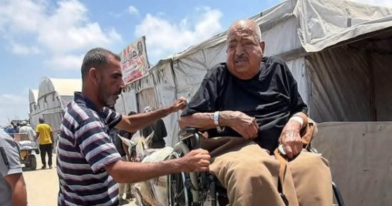 على عربة يجرها حيوان إلى جلسة غسيل الكلى.. رحلة الفلسطيني فتحي حجي اليومية تكشف الوجه الإنساني لمعاناة مرضى غزة بسبب انهيار منظومة النقل والرعاية الصحية.. والصحة الفلسطينية: 70% من المركبات خرجت عن الخدمة