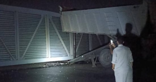 سقوط كوبري مشاة على طريق بنها المنصورة البر الشرقي بكفر شكر بعد اصطدام تريلا به