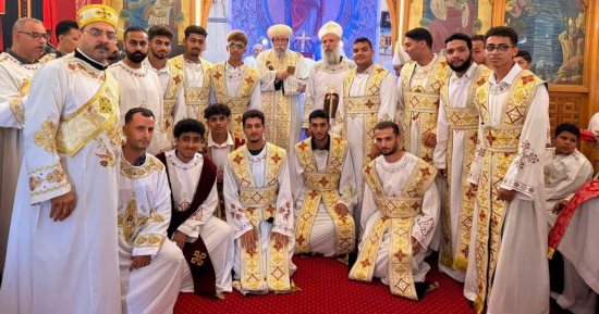 الكنيسة ترسم 33 شماسًا جديدًا خلال احتفالات عيد الأنبا شنوده بالخطاطبة