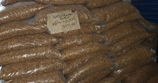 ضبط طن تقلية كشري ملوثة ببقايا حشرية داخل مخزن غير مرخص ببنها