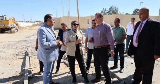 محافظ الوادى الجديد تتابع رفع كفاءة مجمع كهرباء الفرافرة ومشروعات الطاقة الشمسية