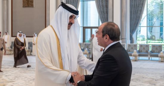 الرئيس السيسى فى الدوحة معزيا أمير قطر فى وفاة والده: الشيخ حمد بن خليفة قدم عطاء ممتدا لنهضة بلاده.. ومصر تقف بجانب الأشقاء فى هذا الظرف الأليم.. والشيخ تميم: نتطلع لدفع العلاقات بين القاهرة والدوحة لآفاق أرحب