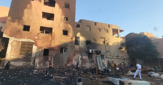 بدء عمليات تبريد حريق داخل مخزن خردة بالعمرانية