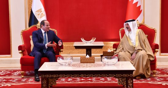 الرئيس السيسى يزور المنامة لتأكيد تضامن مصر مع البحرين.. ويؤكد: أمن الدول العربية امتداد للأمن القومي المصري.. الملك حمد بن عيسى يثمن دعم القاهرة ويشدد على استمرار التشاور بين البلدين للحفاظ على استقرار المنطقة