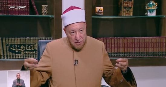 هل تجوز الصلاة بملابس عليها دم؟.. أمين الفتوى يوضح الحكم الشرعي 