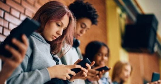 استطلاع: الذكاء الاصطناعى أصبح عاملًا حاسمًا فى شراء الهواتف بالهند