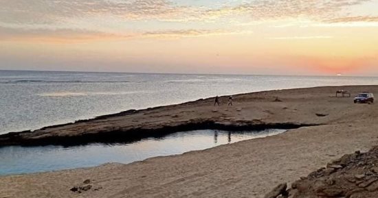 "النيزك" والنوسة" و"النجمة" مناطق صنعتها الظواهر الطبيعية فى مرسى علم.. روايات أهالى البحر الأحمر تتحدث عن هزة أرضية كبيرة عام 1959 أعقبها ظهور بحيرتين وبئر.. اعرف القصة وأحدها أصبحت مزارا سياحيا عالميا.. صور