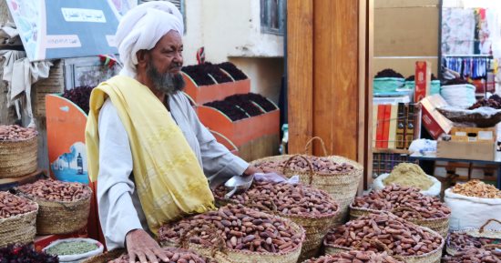 الشيخ فرحان من طفل فى العاشرة إلى شيخ العطارين بأسوان.. حكاية رجل صنع اسمه بجودة المنتج وثقة الزبائن.. العطارة الأسوانية مهنة توارثتها الأجيال.. منتجات الطبيعة تفتح أبواب الرزق وتجذب زوار كل المحافظات.. صور