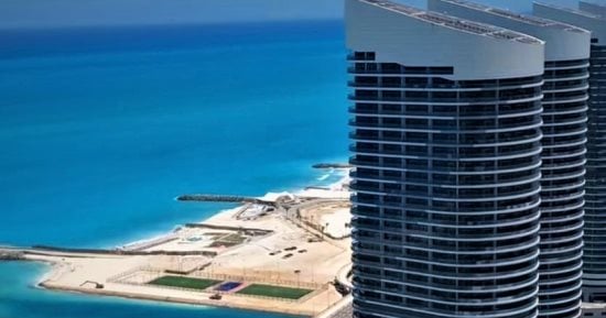 العلمين الجديدة وجهة سياحية صيفية وحضارية.. أصبحت خلال سنوات قليلة مركزاً للسياحة والاستثمار.. كل منطقة تشكل تحفة معمارية.. تعدد المزارات والمقاصد الترفيهية.. والأبراج الشاطئية أشبه بمنارات على البحر المتوسط