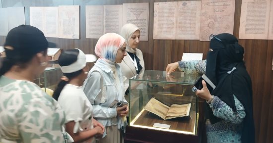 أزهريو الهوى.. رواد جناح الأزهر يشاركون فى شرح الفعاليات بمعرض الإسكندرية