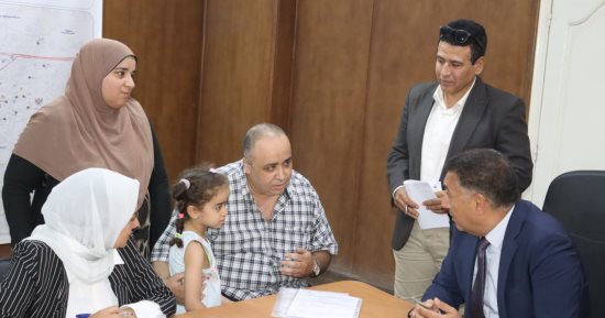 محافظ القليوبية يبحث شكاوى المواطنين ويوجه بتوفير فرص عمل ودعم الأولى بالرعاية