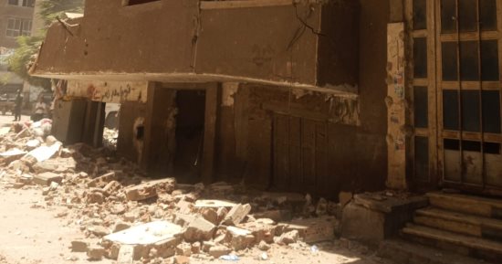 إزالة عقار آيل للسقوط فى بولاق الدكرور.. ورئيس الحي يتابع الأعمال ميدانيًا
