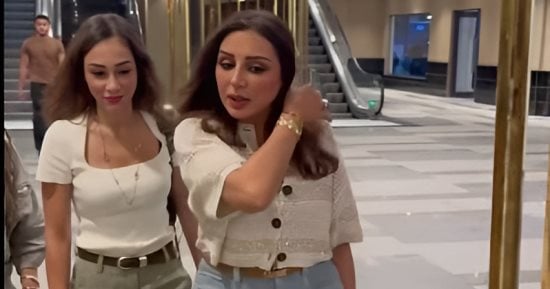 راندا رياض تظهر مع أنغام فى العرض الخاص لمسرحية خيال مريض.. بعد حكم حبسها