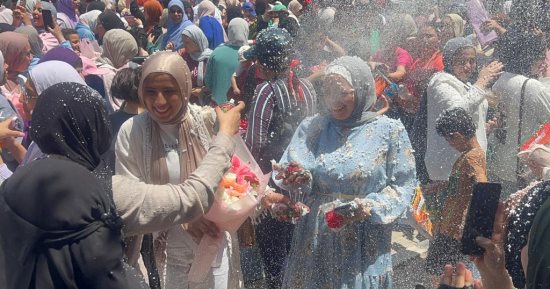 بالورود.. أولياء الأمور بالفيوم يحتفلون بانتهاء ماراثون الثانوية العامة