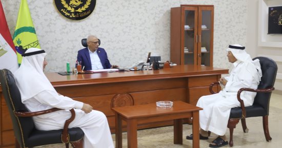 محافظ شمال سيناء يبحث مع مشايخ بئر العبد سبل دعم جهود التنمية