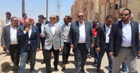 محافظ السويس يتابع مشروعات الصرف الصحي ويوجه بحلول عاجلة لمشكلات البنية التحتية
