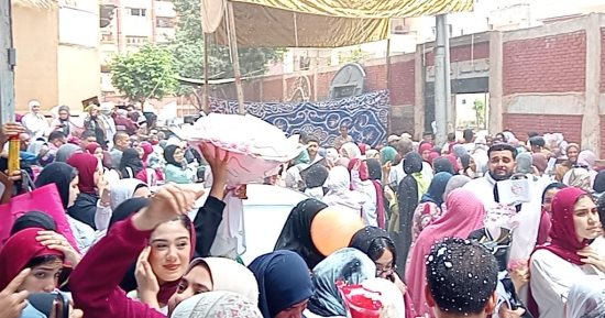 الطلاب يودعون الثانوية العامة بكفر الشيخ بالورود والشوكولاتة.. فيديو