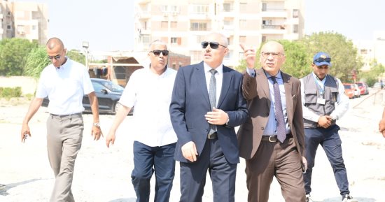 رئيس جامعة قناة السويس يتفقد مشروع مستشفى طب وجراحة الأطفال 