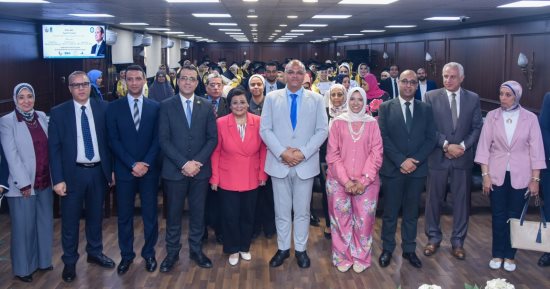محافظ الإسكندرية ونائب وزير الصحة يكرمان القابلات تقديرًا لدورهن فى حماية صحة الأم والطفل