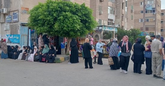 تواجد أولياء الأمور في انتظار أبنائهم وانتظام آخر امتحانات الثانوية العامة بكفر الشيخ