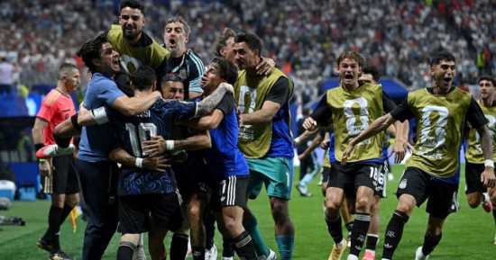 الأرجنتين تهزم إنجلترا 2 - 1 وتواجه إسبانيا في نهائي كأس العالم 2026