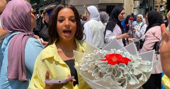 بوكيه بـ5 آلاف جنيه.. هدية فتاة لأختها بعد آخر امتحان بالثانوية العامة