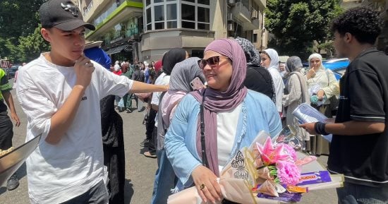 أمهات الثانوية العامة يستقبلن بناتهن بعد آخر امتحان بالورد والزغاريد.. صور