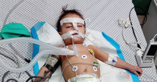 بين أنبوب التغذية ونوبات التشنج.. الرضيع نبيل حميدة يصارع الشلل الدماغي فى غزة.. لم يتجاوز عمره عاما وسبعة أشهر ويواجه رحلة علاج لا تنتهى.. ووالدته تستغيث: كل أمنيتي أن أراه يُعالج ويعيش مثل باقي الأطفال.. صور