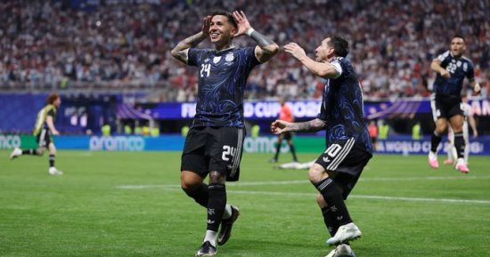 الأرجنتين تعادل رقمًا قياسيًا تاريخيًا في كأس العالم بعد عبور إنجلترا