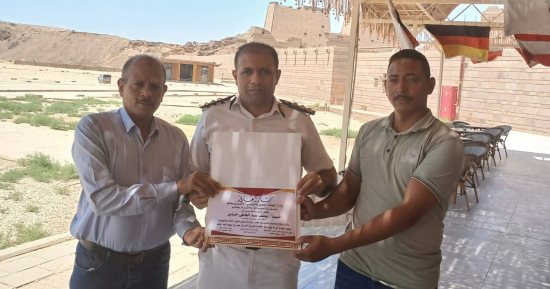 أمانة «مراقب أمن» تُعيد كاميرا لسائح صينى فى معبد إدفو