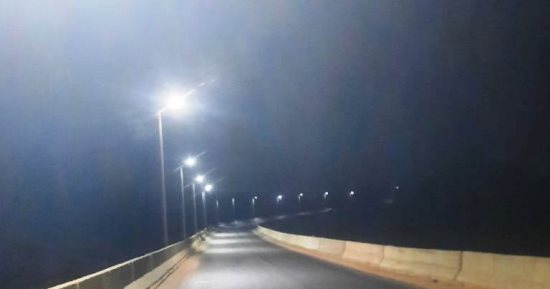 تركيب 295 عامود وكشافات بالطاقة الشمسية بطريق السد العالى بأسوان