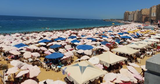 الجمعة الأكثر ازدحاما.. مليون ونصف مصطاف على شواطئ الإسكندرية «فيديو»