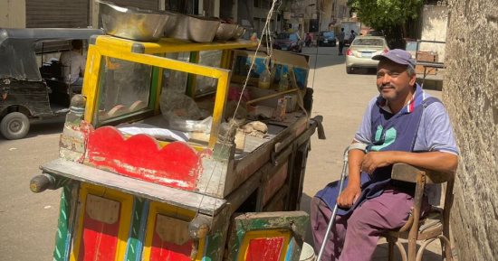 "على عربة فول" حمدى يكتب كل يوم حكاية كفاح من أجل أبنائه.. حادث سير غيّر حياته والقدم السكرى ضاعف معاناته.. العكاز لم يمنعه من السعى وراء لقمة الحلال.. ويحلم بمعاش يؤمن مستقبل أسرته