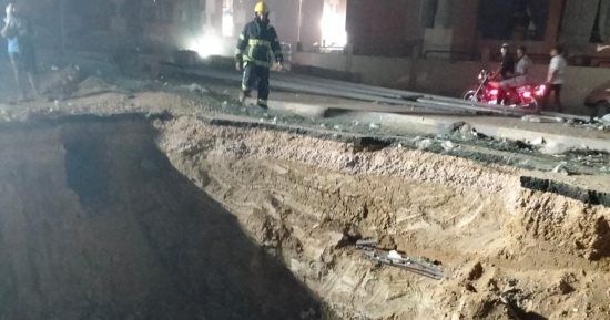 إنقاذ سائق سقطت سيارته داخل حفرة فى المقطم