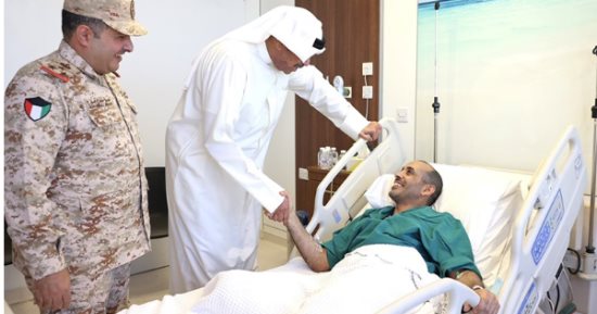 وزير الدفاع الكويتى يزور المصابين من منتسبى القوات المسلحة جراء الاعتداء الإيرانى