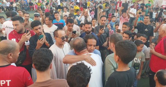 أهالى قرية الأنجب بالمنوفية ينظمون استقبالا لمحمد عبد الواحد مدرب منتخب مصر
