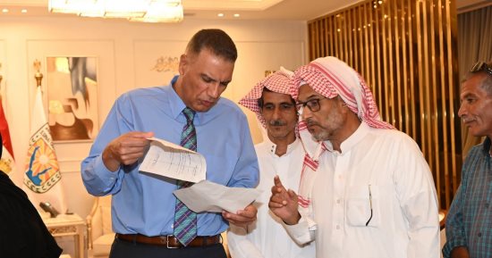 محافظ جنوب سيناء يلتقي أهالي قرية الجبيل ويستمع لآرائهم
