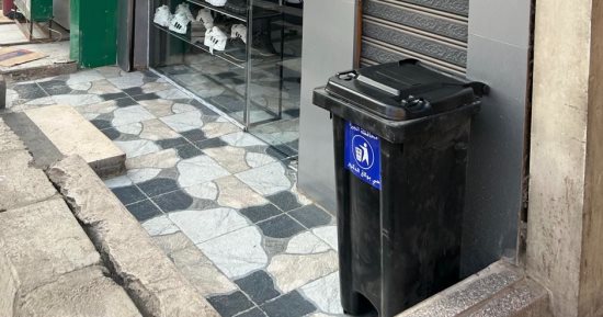 بدء تنفيذ منظومة الجمع السكنى بشارع ناهيا ببولاق وتوزيع صناديق قمامة على المحال