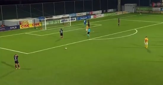 من ركلة مرمى إلى ركلة جزاء.. أغرب سيناريو فى دورى المؤتمر الأوروبى (فيديو)