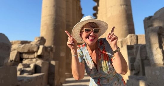 الأجواء السياحية لا تتوقف في معابد ومقابر الأقصر بالصيف.. ضيوف مصر من حول العالم يتحدون الطقس الحار بزيارات المعابد الفرعونية.. والمحافظ يوجه بالاستعداد المبكر للموسم الشتوى برفع كفاءة الطرق السياحية.. صور