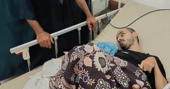 بين الإعاقة ونيران الحرب.. حكاية الشاب محمد العكر أحد مصابي غزة من ذوي الإعاقة.. لم ترحم الحرب ضعفه وفقد والدته وأخواته وبقاءه وحيدا في مواجهة الألم.. ووالده الناجي الوحيد يحارب المرض والفقد ليمنح ابنه الأمان