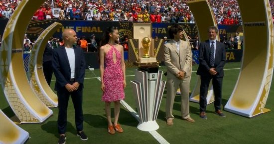 كيمبس وإنييستا يحملان كأس العالم إلى ملعب المباراة النهائية (فيديو)