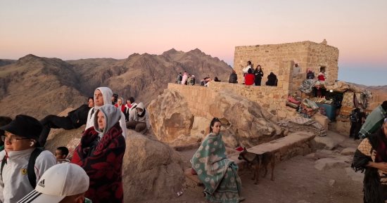 سانت كاترين تستقبل 490 سائحا وزائرا من جنسيات مختلفة لزيارة الدير