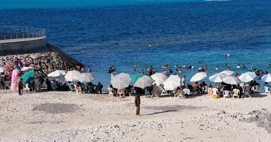 شواطئ البحر المفتوح في مرسى مطروح تستقبل زوارها 