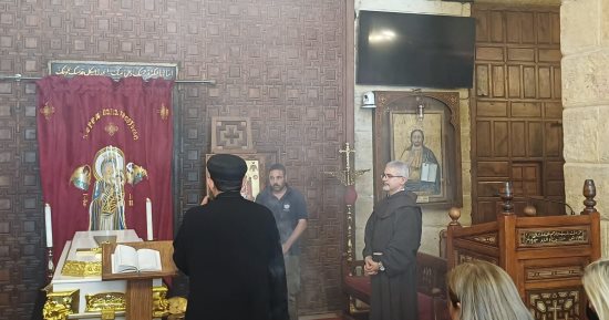 الأب بطرس دانيال يحضر جنازة هانى شنودة بكنيسة العذراء فى المعادى